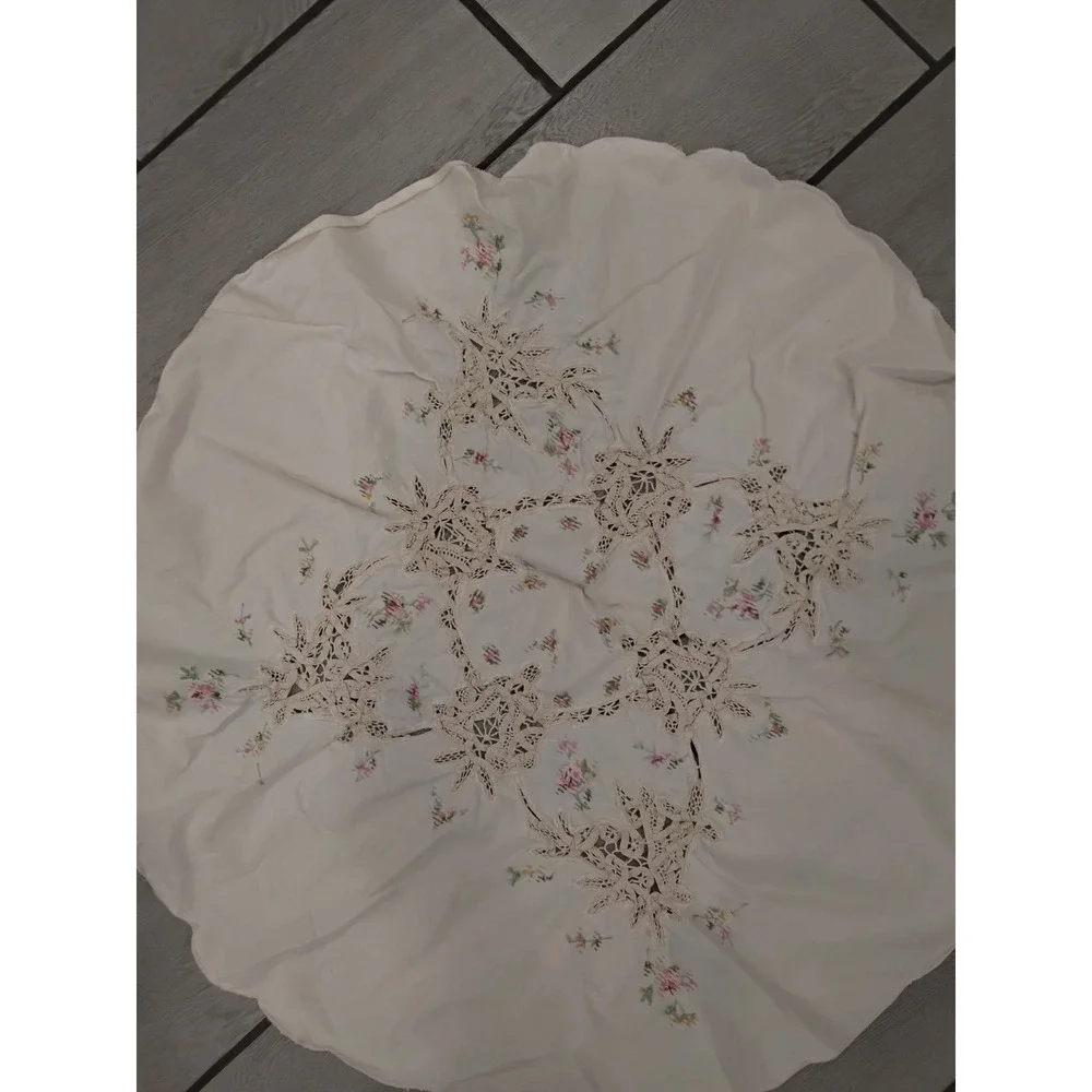 Vintage Round Embroidered Floral Lace Tablecloth Cream Scalloped Edge 29 Inch